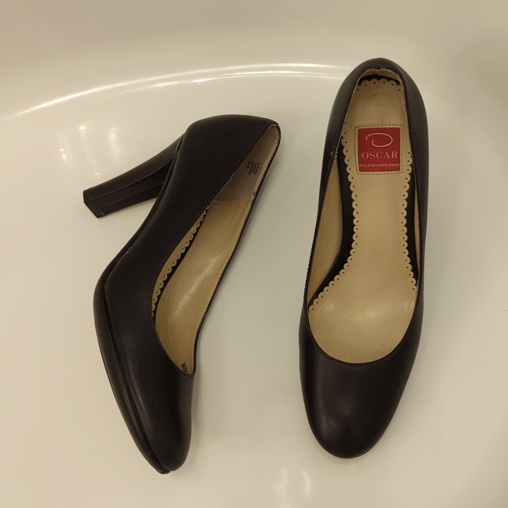 O by Oscar De La Renta Pumps on Chocolate Brown